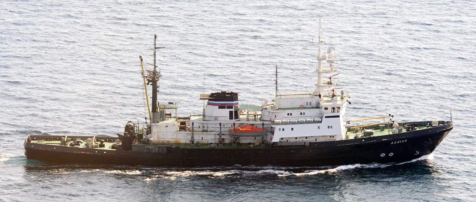 Танкер илим вспомогательный флот. 22010. Торговое судно спарта 2. Академик крылов гидрографическое судно. Наблюдать судно.