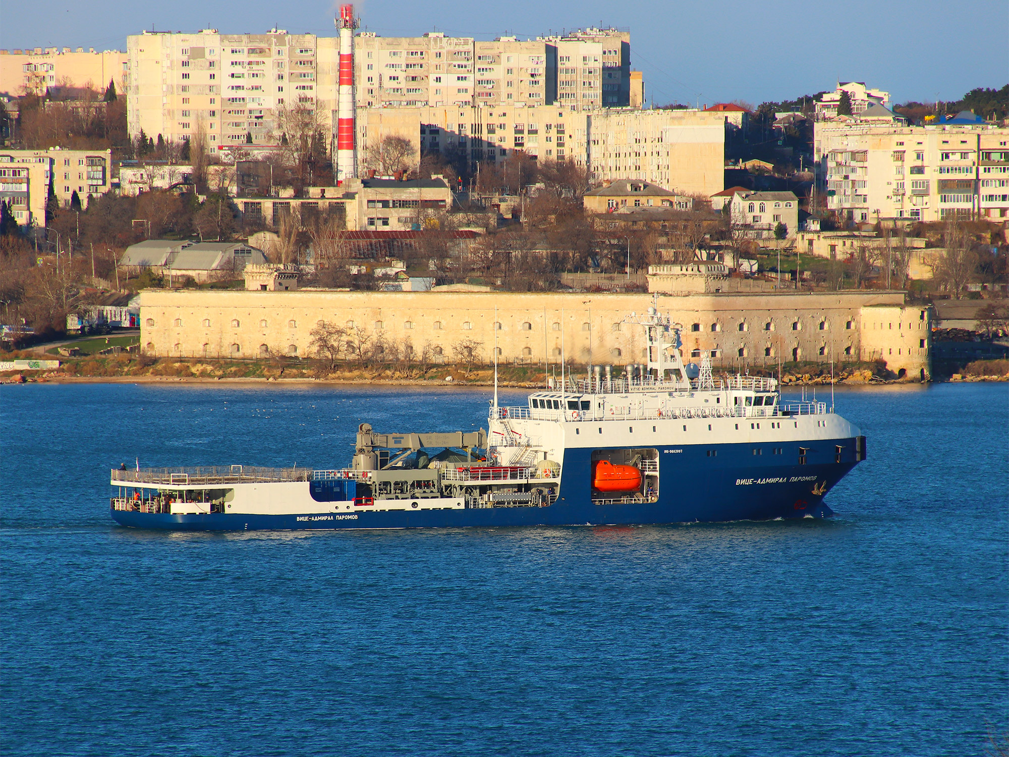 Спас корабль. Морской танкер вице-Адмирал паромов. Малый морской танкер вице-Адмирал паромов. Вице Адмирал паромов судно. Малый морской танкер проекта 03182 вице Адмирал паромов.