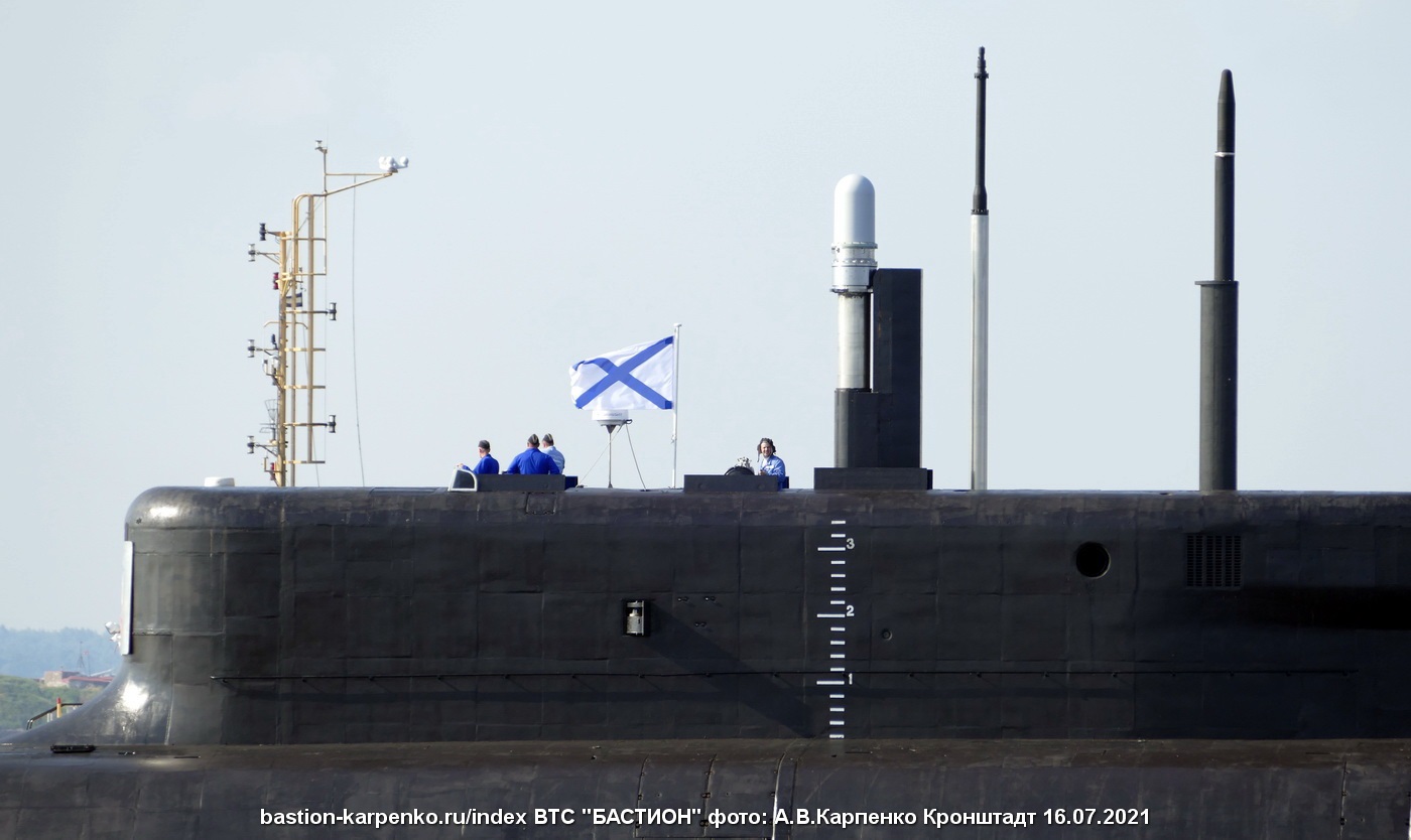 Посетить подводную лодку в кронштадте. АПЛ князь Владимир в Кронштадте. Подводная лодка проекта 955 Борей. АПЛ князь Владимир на параде в Кронштадте. АПЛ Колумбия против Борея.