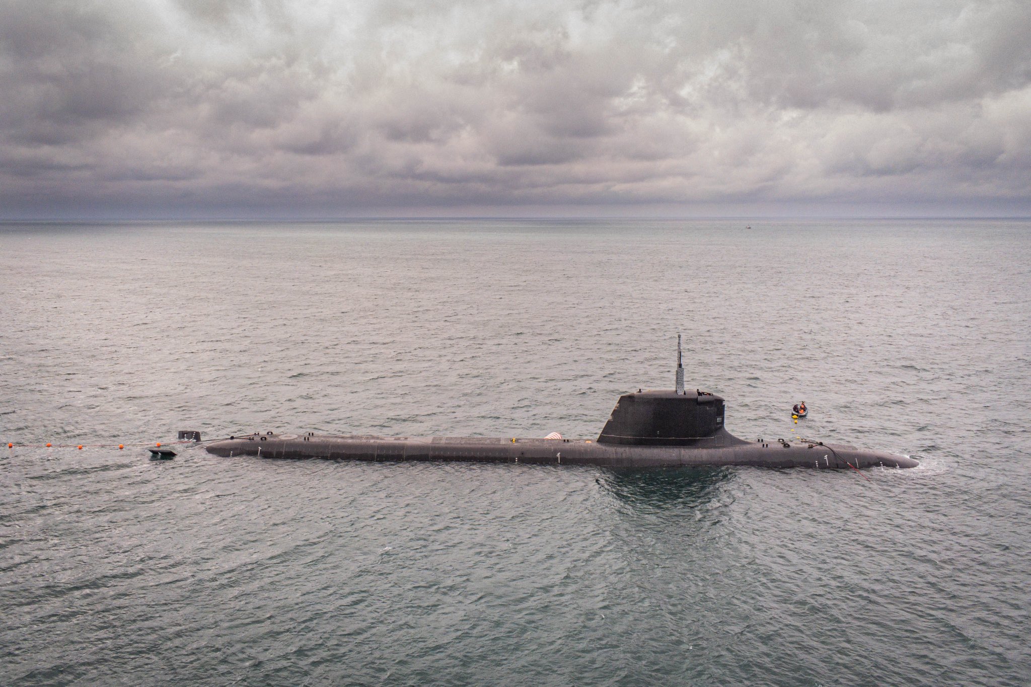 A que profundidad baja un submarino militar